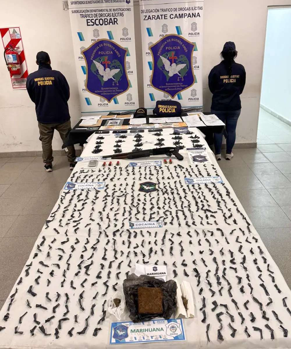 Durante el operativo se secuentro 900 envltorios de cocaína, marihuana, una escopeta y otros elementos.