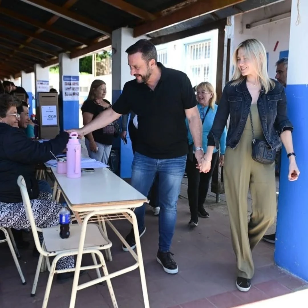 Ariel Sujarchuk votando en la Escuela número 4, junto a su esposa Macarena Lemos.