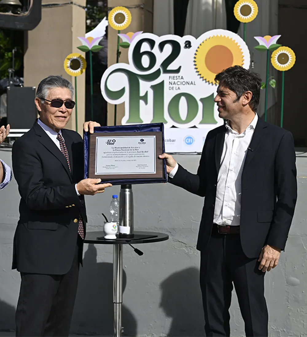 Tetsuya Hirose le entrega una placa de reconocimiento a Axel Kicillof