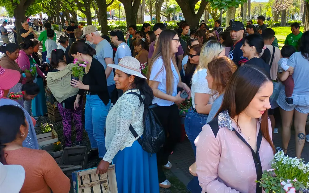 Productores regalaron verduras y plantines en la plaza de Escobar