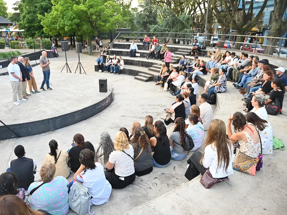 Carlos Ramil durante la segunda entrega de subsidios municipales a cooperadoras escolares.
