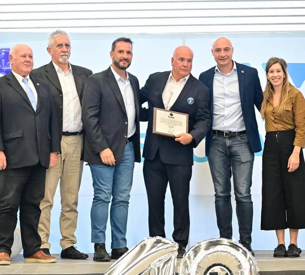 Funcionarios municipales junto a un directivo del colegio de la Asociación Cristiana de Jóvenes de Matheu 