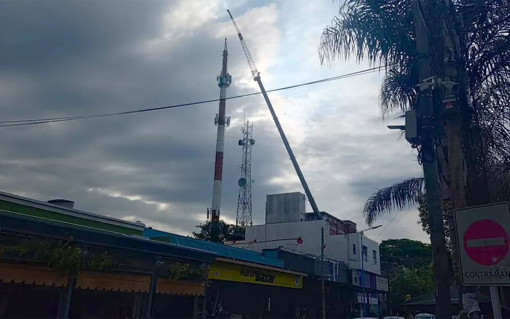 Desmontan parte de una enorme antena de telefonía en el centro de Escobar