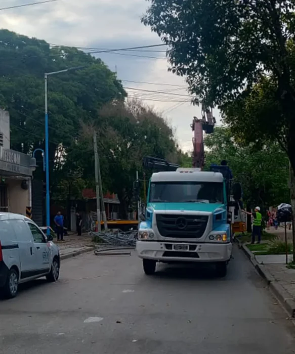 Operativo en la calle Colón para desmontar una antena