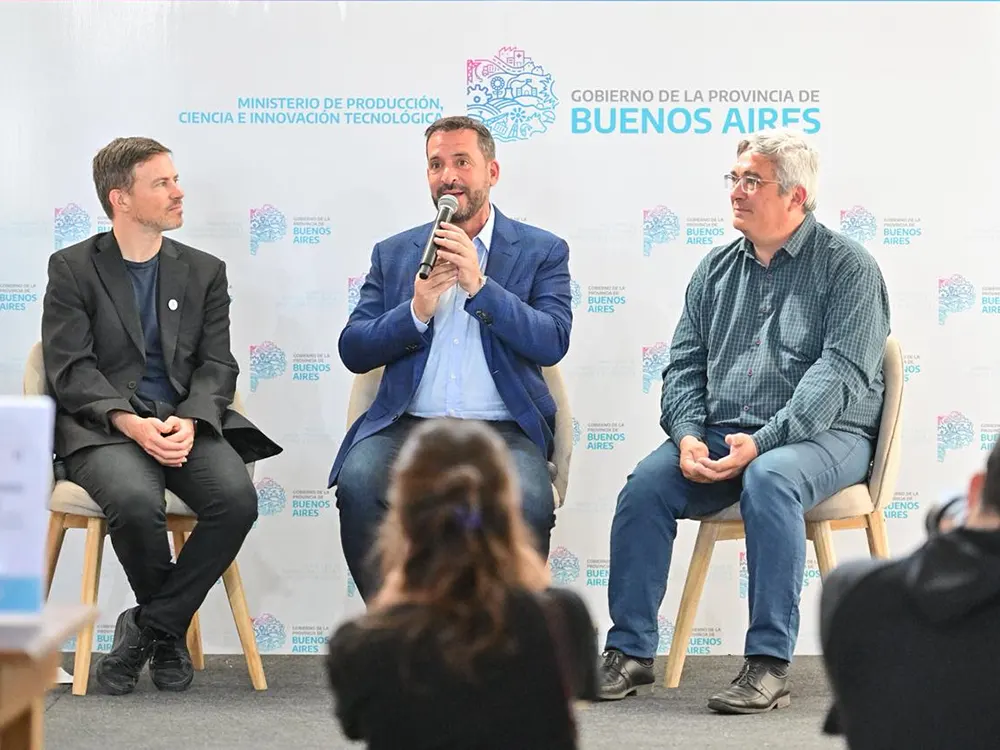 El intendente Ariel Sujarchuk junto a los ministros Augusto Costa y Javier Rodríguez durante la apertura de la Ronda de Negocios