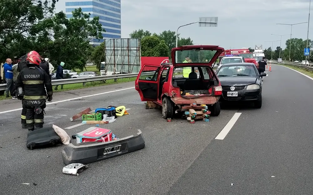 Violento accidente entre dos autos y un camión en la entrada de Escobar
