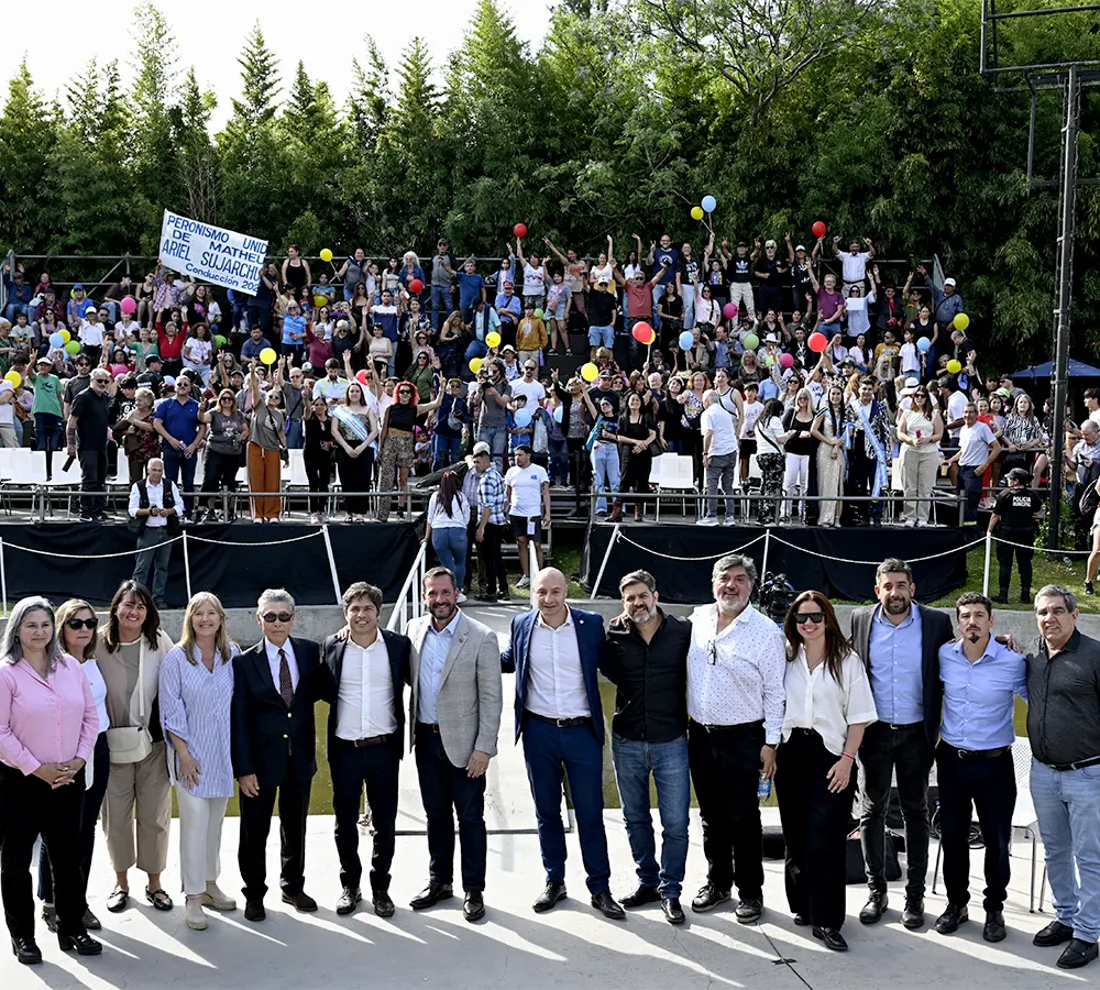 Autoridades y público en el escenario del campanario