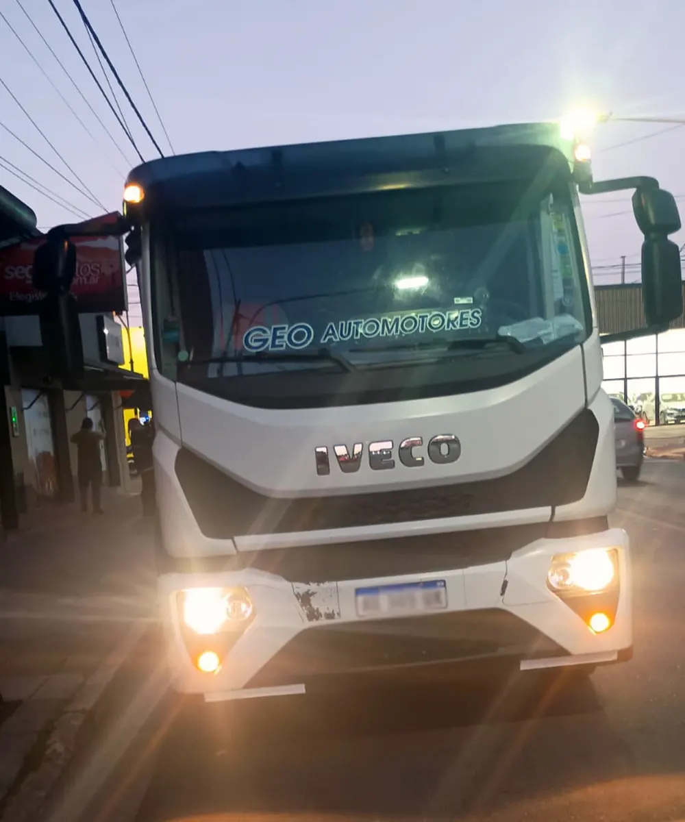 El camión que pasó por encima a la moto.