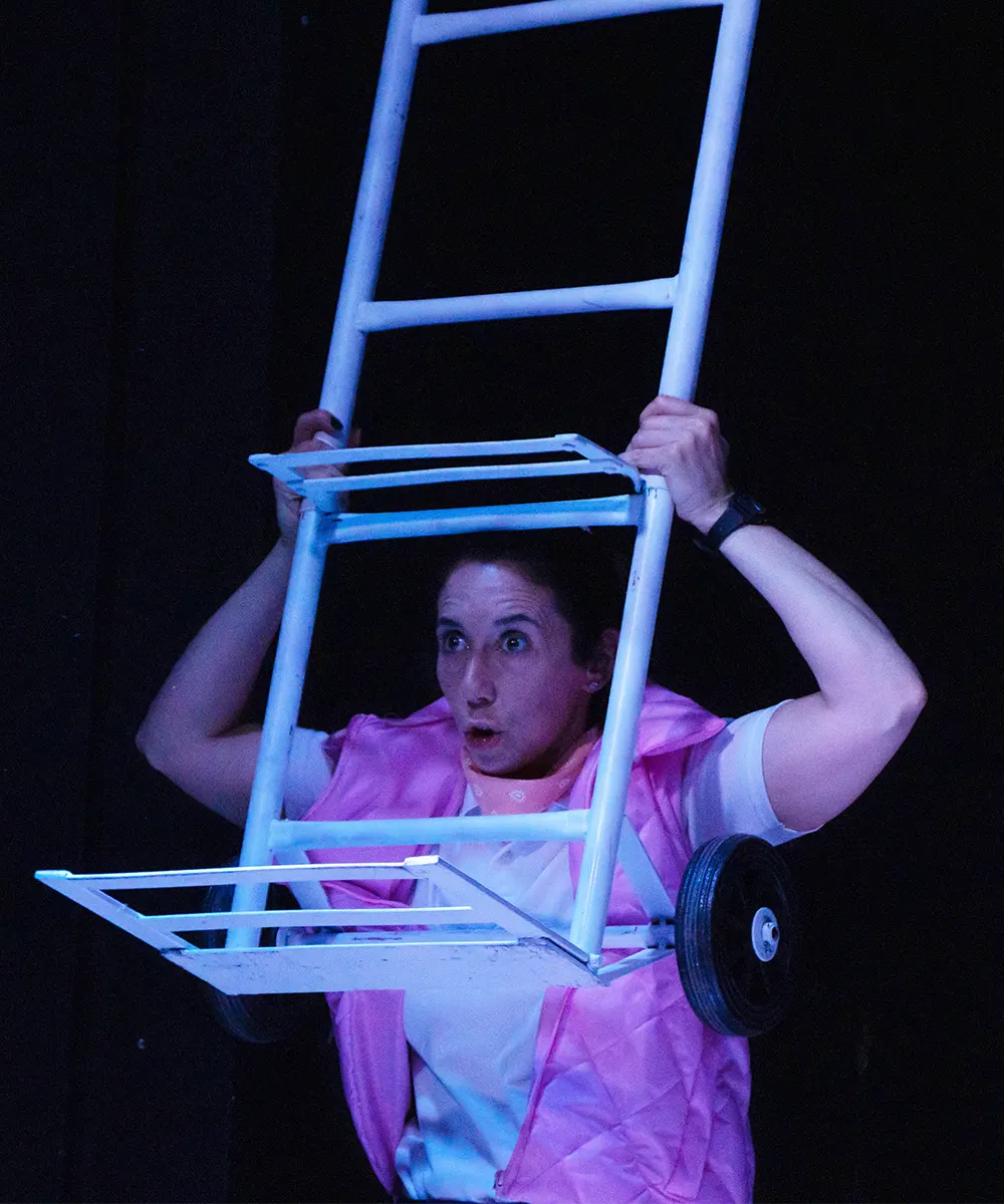 Mujer camionera, con expresión de sorpresa, carga un carrito.