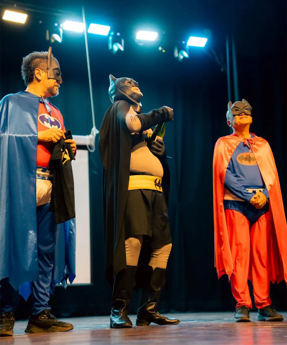 Caracterización muy particular de Batman, Robin y Superman, en su versión de Cha cha cha.