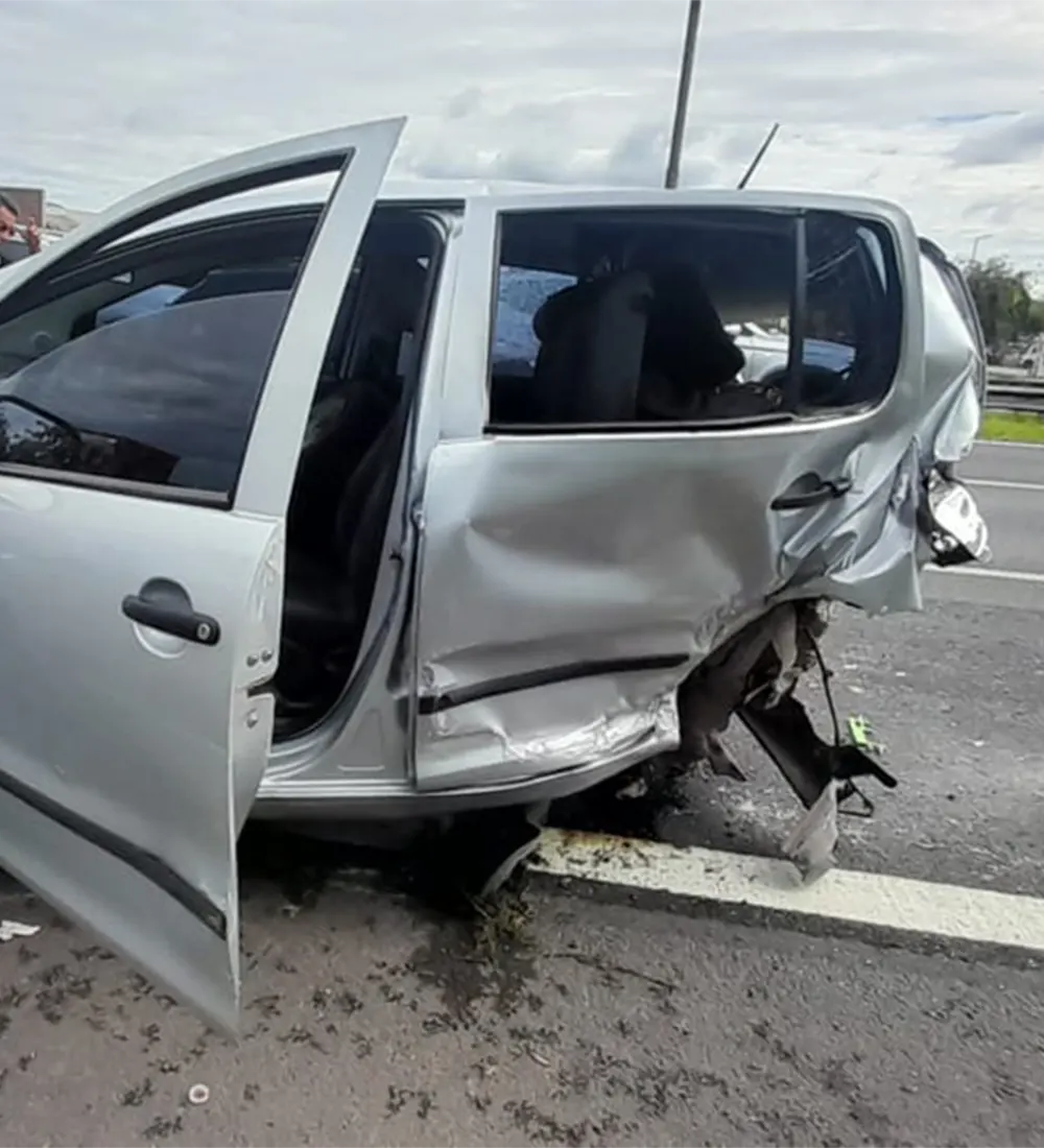 Auto con la carrocería semidestruida tras el impacto contra el colectivo