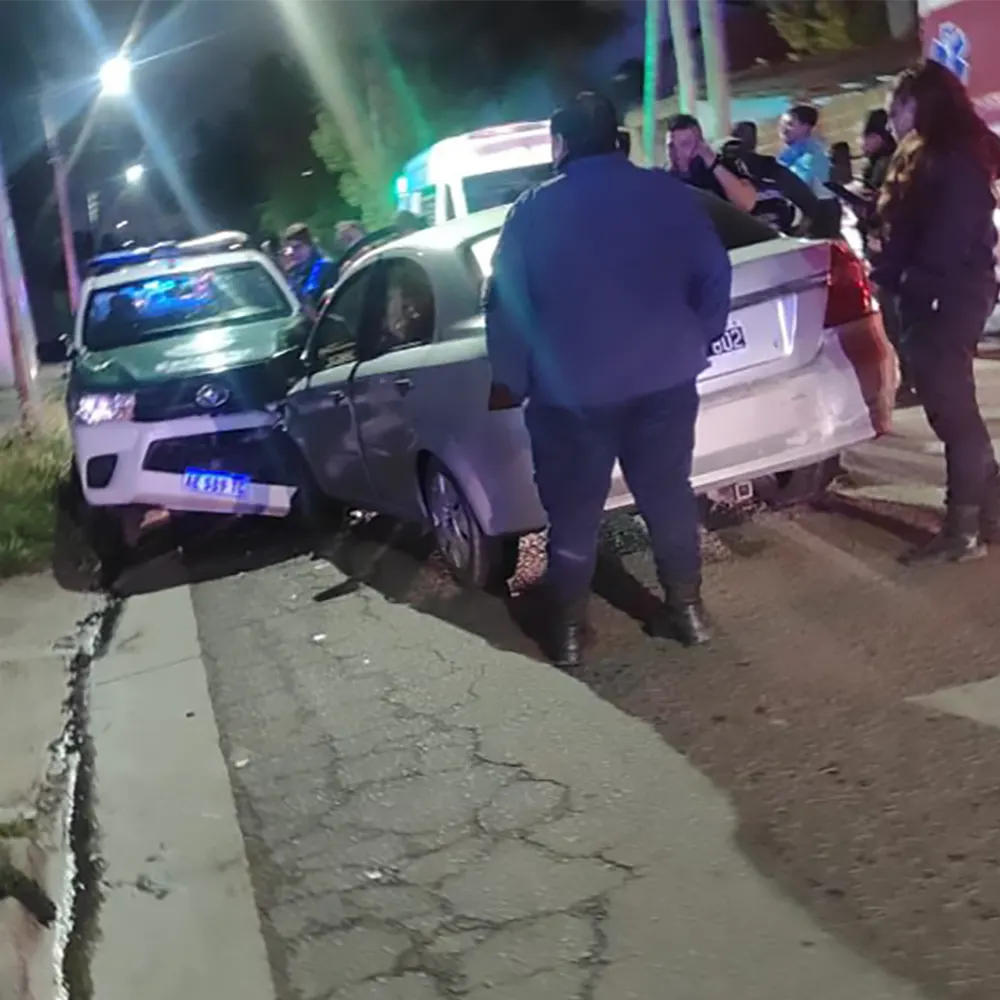 Choque, un móvil de la Guardia Urbana y a un automóvil Chevrolet Aveo de color gris.