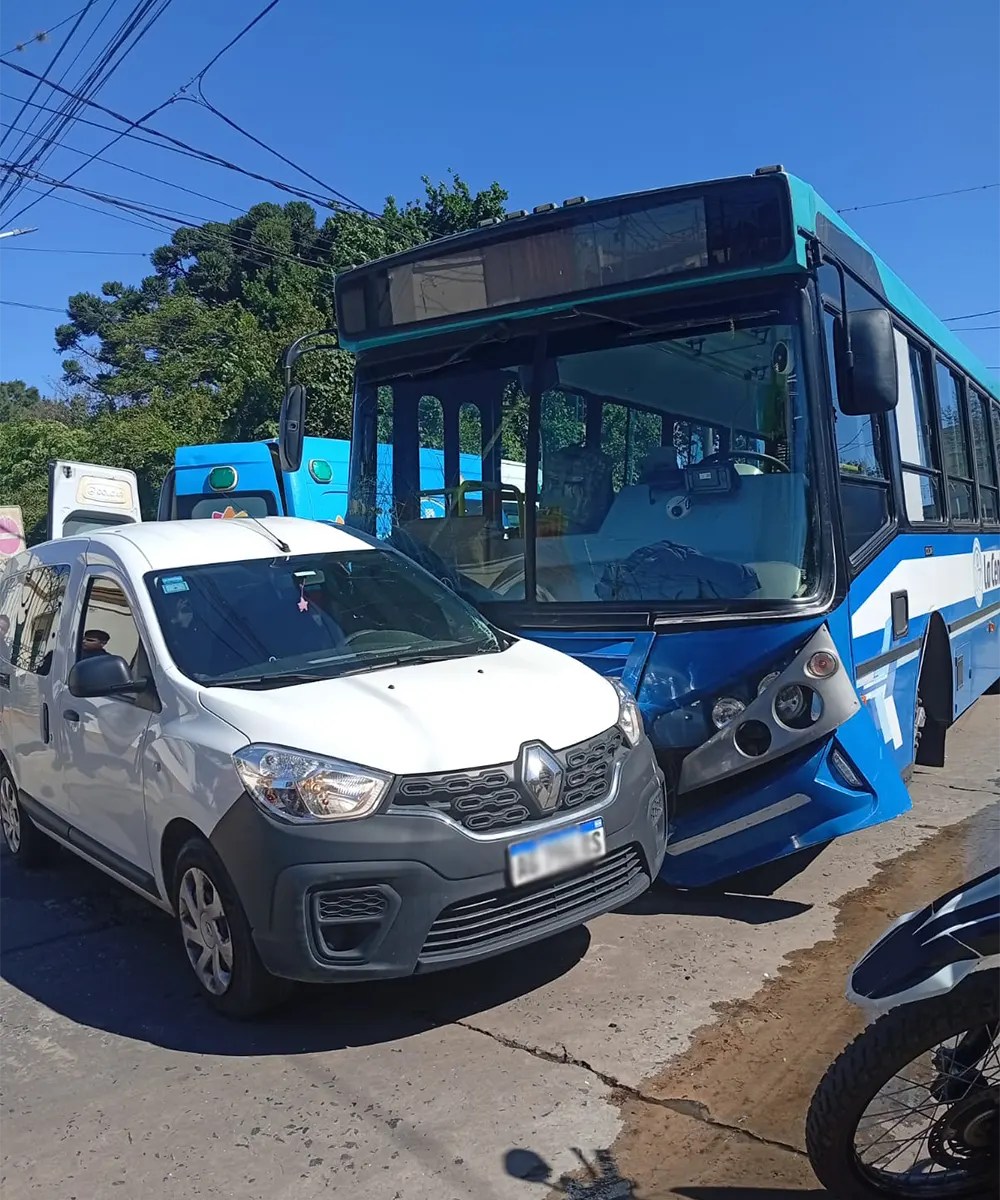 El paragolpes del colectivo, parcialmente desprendido por la fuerza del impacto.