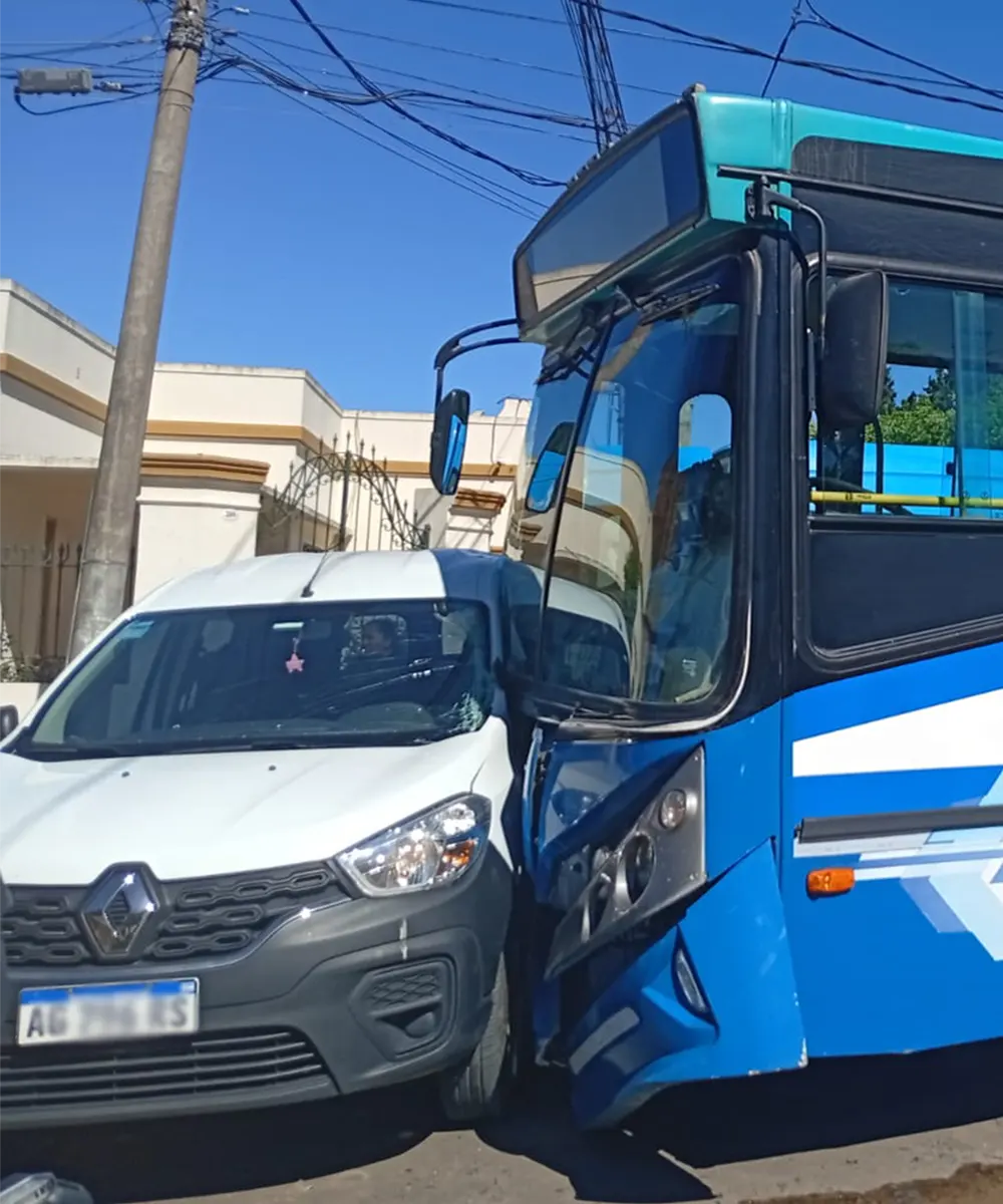El colectivo de la línea 291 impactó de frente contra una Renault Kangoo, del lado del conductor.