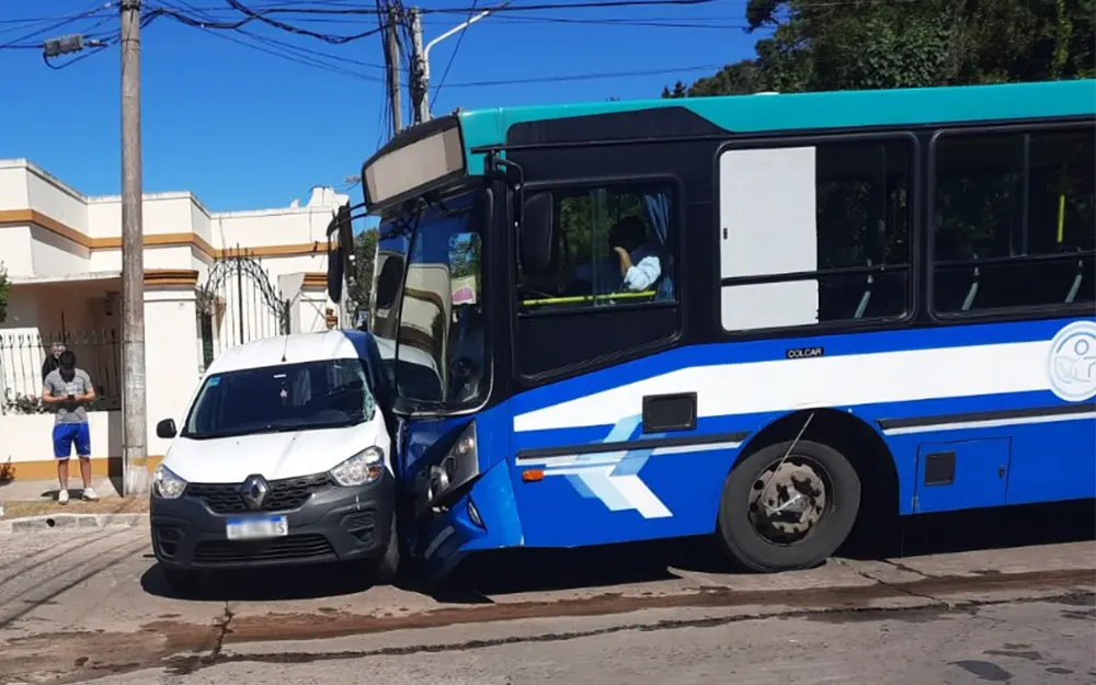 Fuerte choque entre un colectivo y una Kangoo en el centro de Escobar