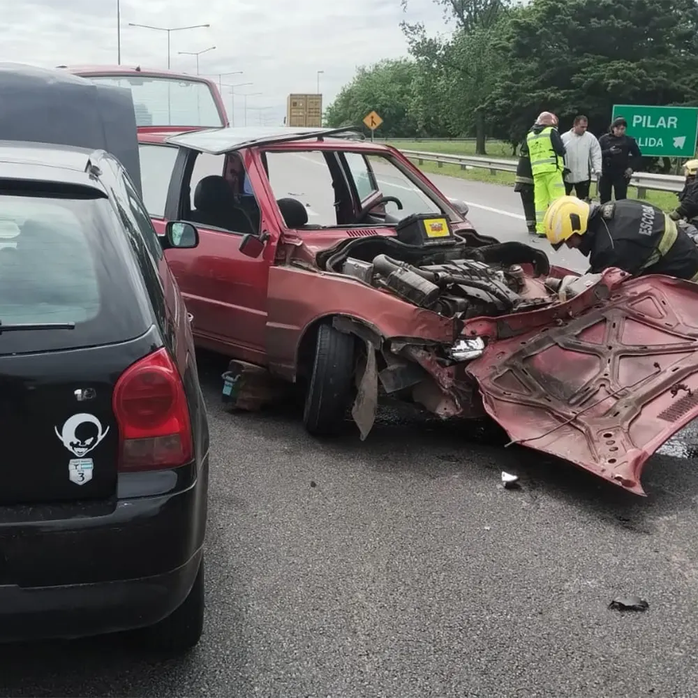 El Fiat Uno  con el frente severamente dañado tras chocar contra el camión