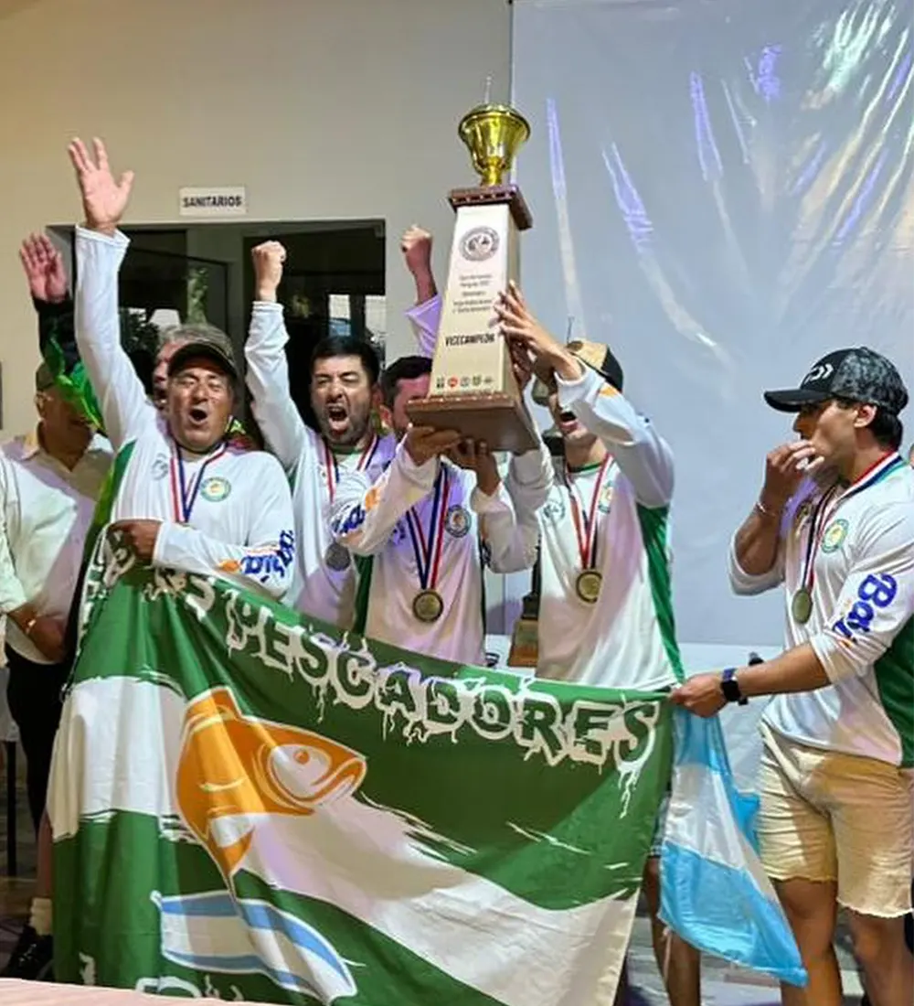 El equipo del club de pescadores de escobar celebra con la copa en alto