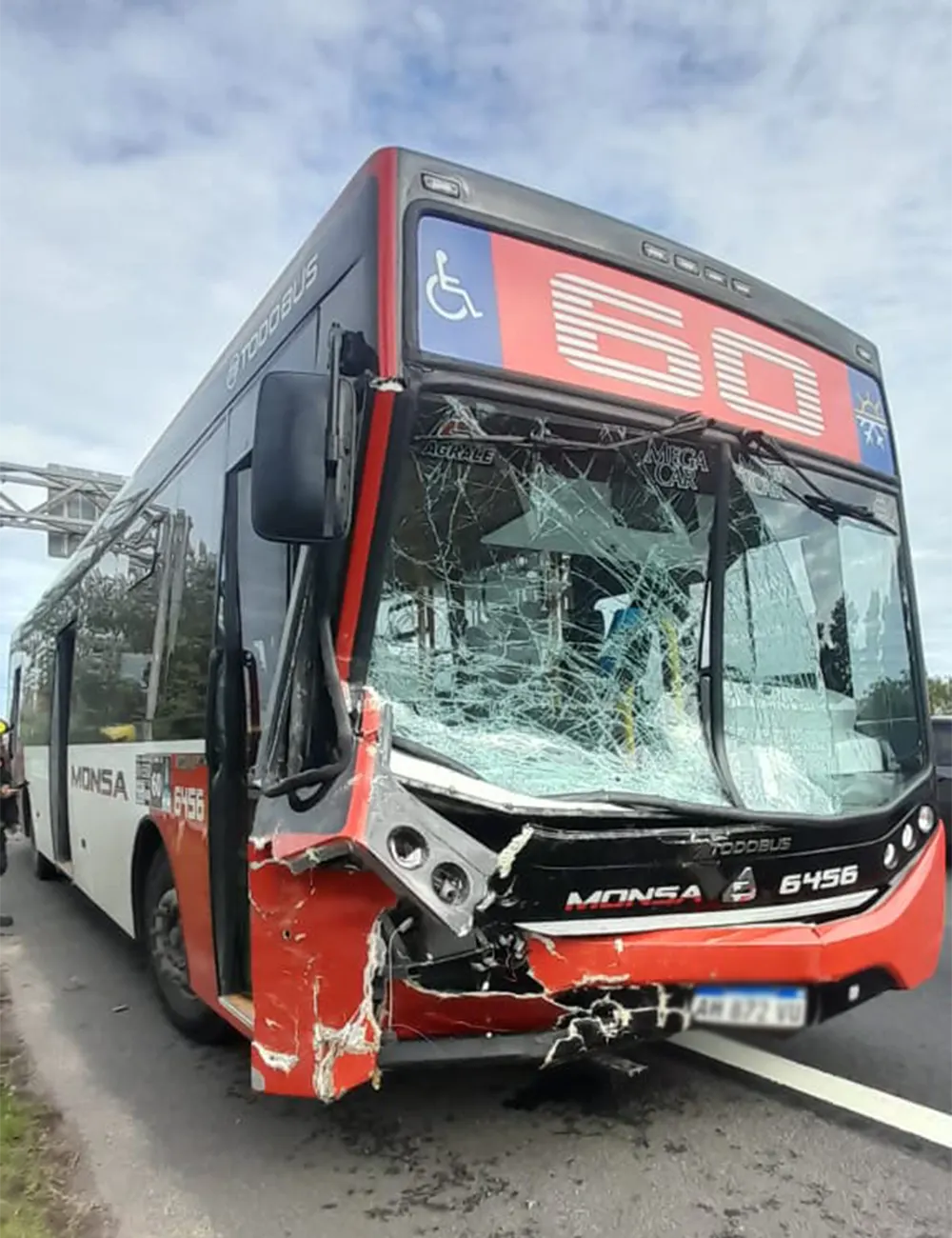 El frente del colectivo hecho trizas tras el impacto