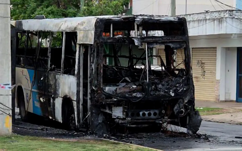 Impresionante incendio de un colectivo en pleno centro de Escobar