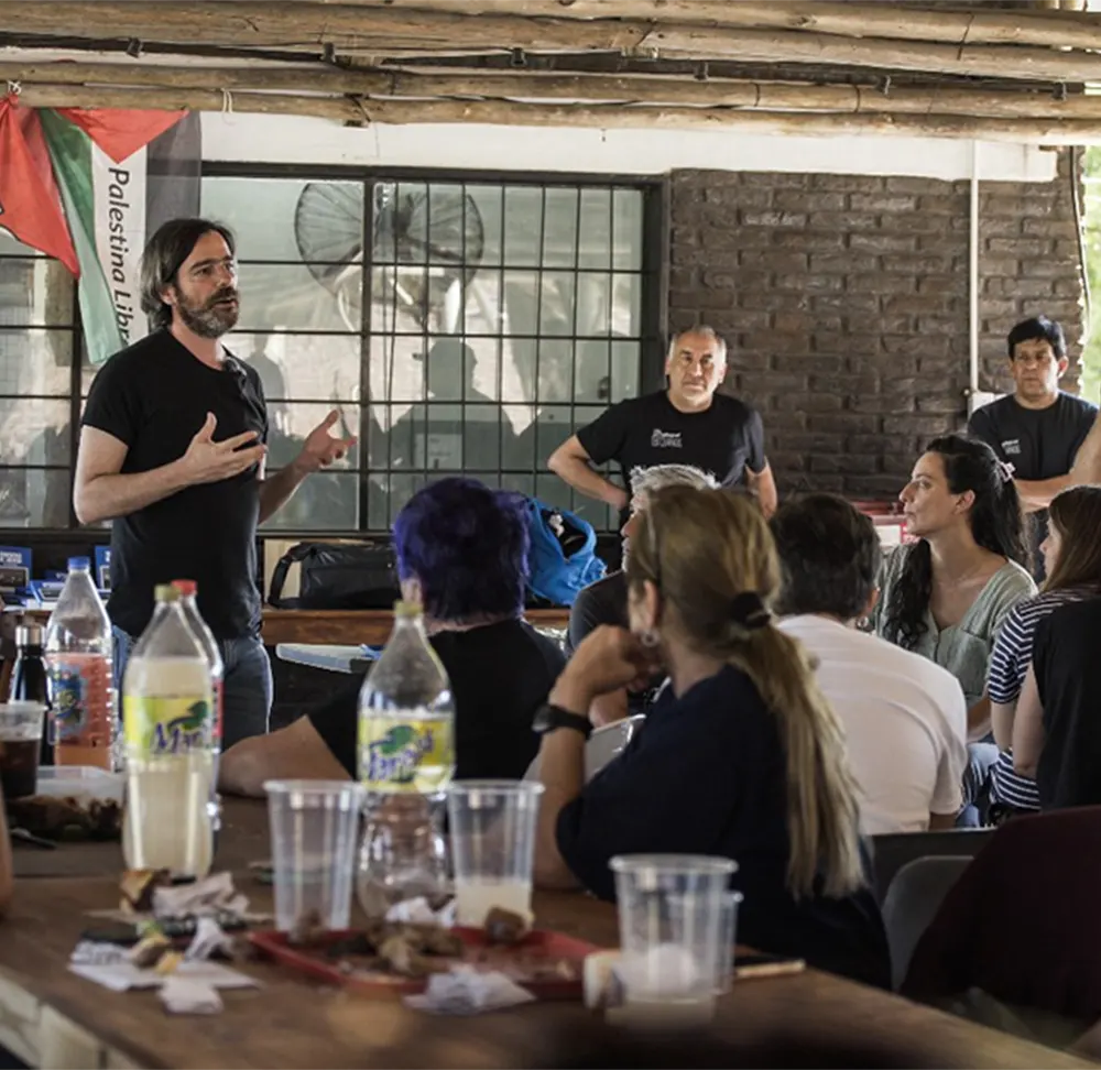 Nicolás del Caño habla ante los trabajadores de Madygraf