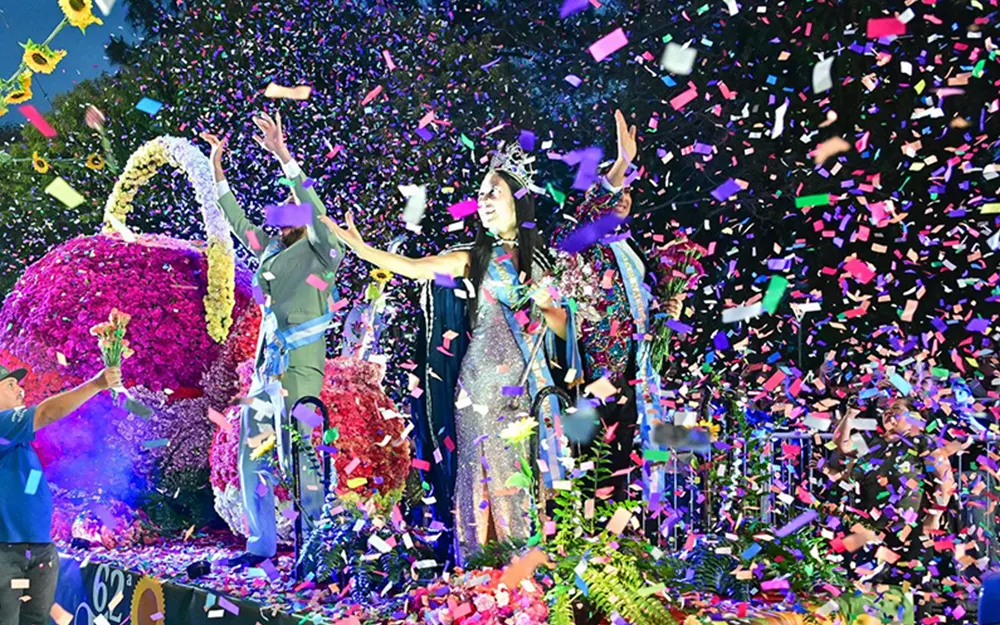 El desfile de carrozas de la Fiesta de la Flor terminó antes por la tormenta