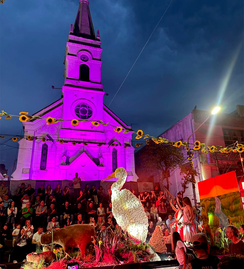 Carroza del colegio de floricultura, dedicada a los humedales