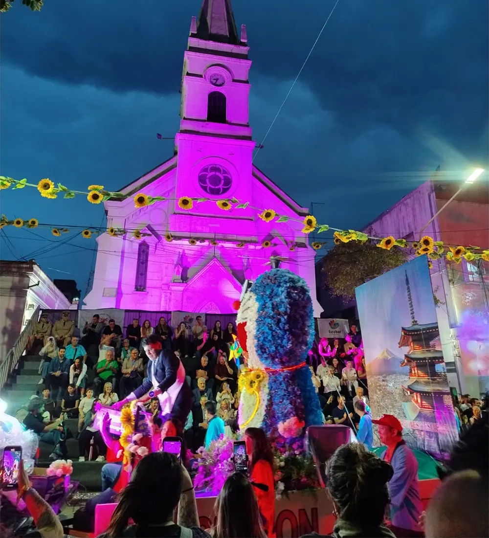 La  carroza de la Asociación Japonesa presentó una ornamentación basada en Doraemon