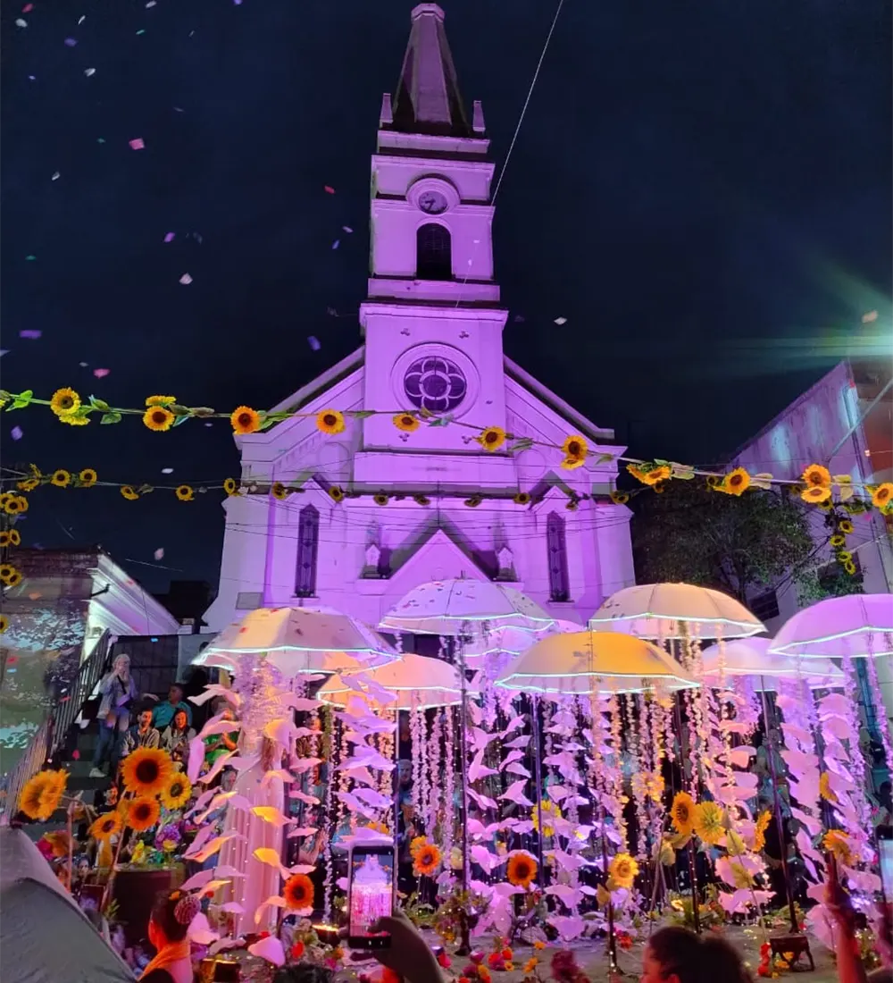 Girasoles y medusas en la carroza del Municipio