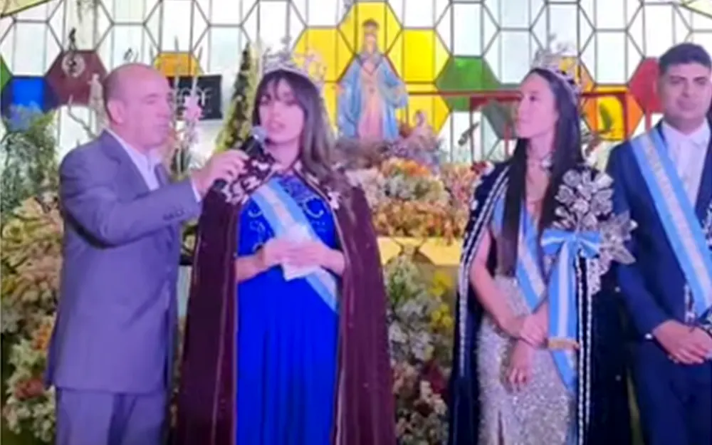 Mal momento durante la elección de embajadores de la 62º Fiesta de la Flor