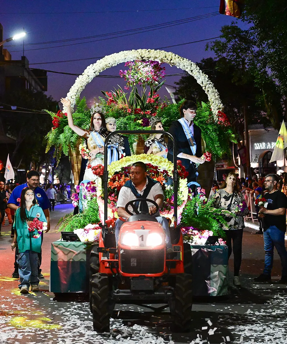 Los embajadores de la edición pasada de la Fiesta Nacional de la Flor, desfilando en la avenida Tapia de Cruz.