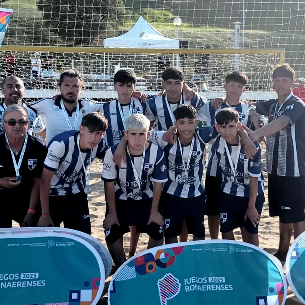 El conjunto de fútbol playa masculino Sub 16 muestra sus medallas