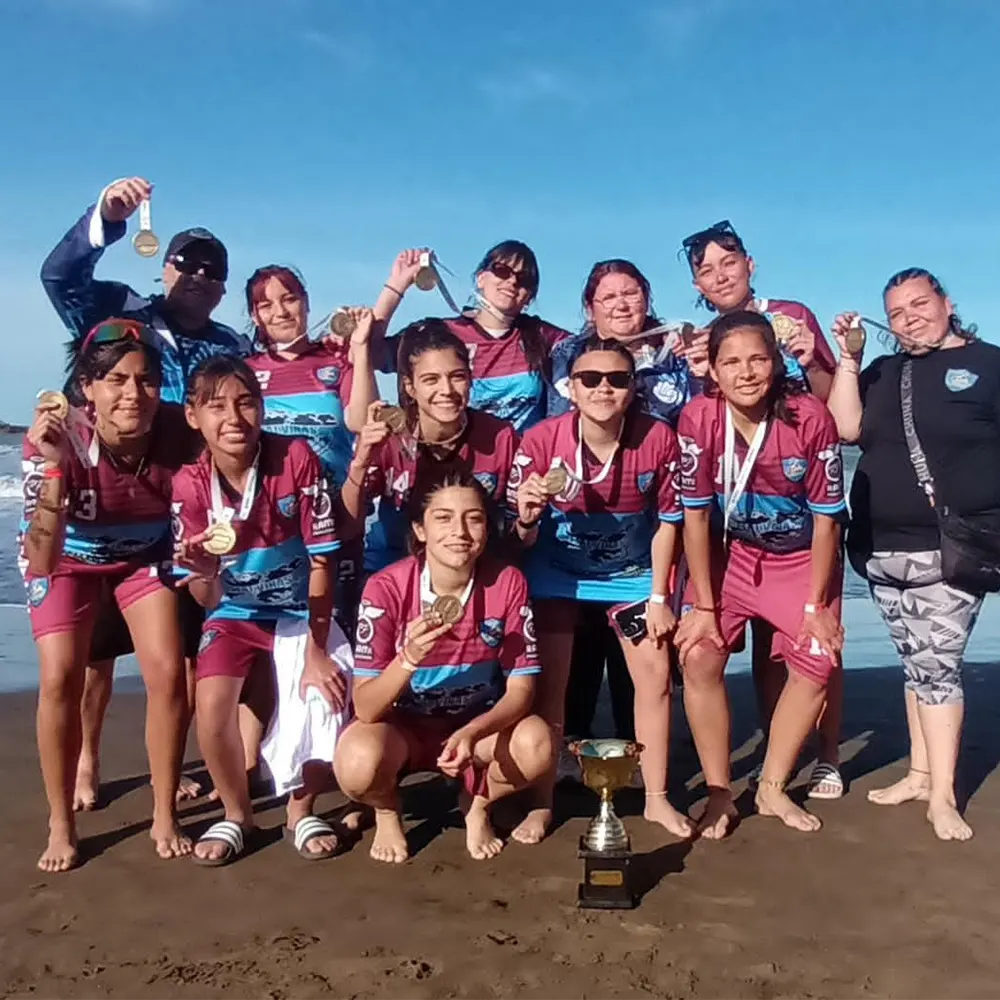 Las jugadoras del equipo femenino de fútbol playa Sub 18 muestran sus medallas