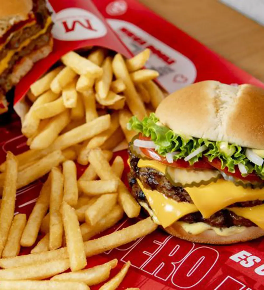 Como de hamburguesas y papas fritas de Mostaza