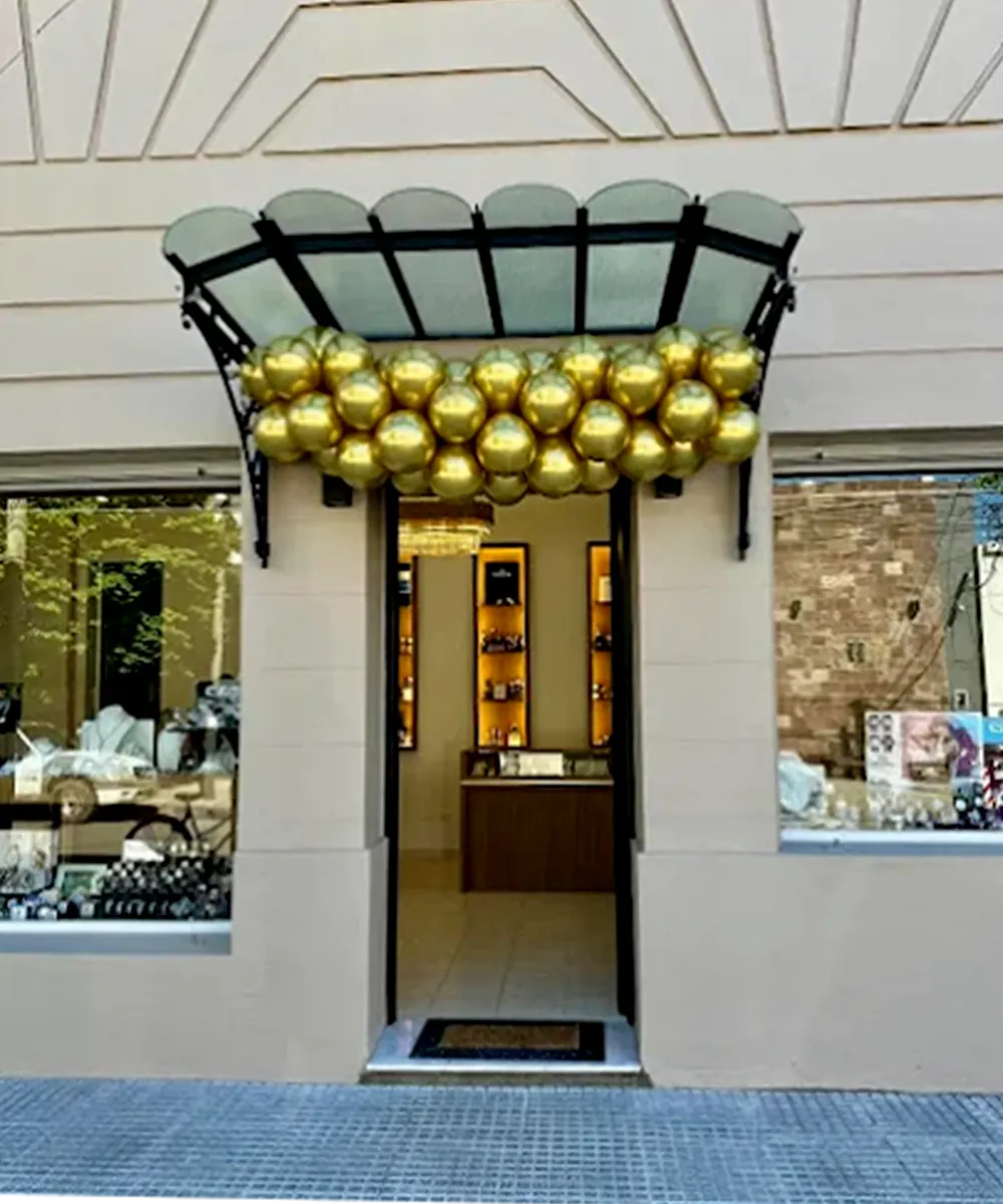 Fachada del nuevo local de Ali Sil, con globos en la puerta, el día de la inauguración