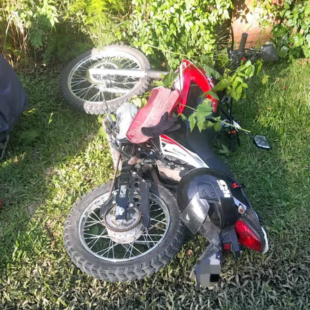 La moto quedó en la vereda tras chocar con un transporte escolar en El Cazador.