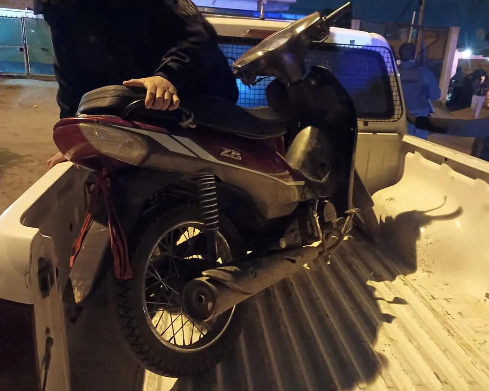 La motocicleta de la marca Zanella robada por padre e hijo fue recuperada en el barrio Philips de Escobar.