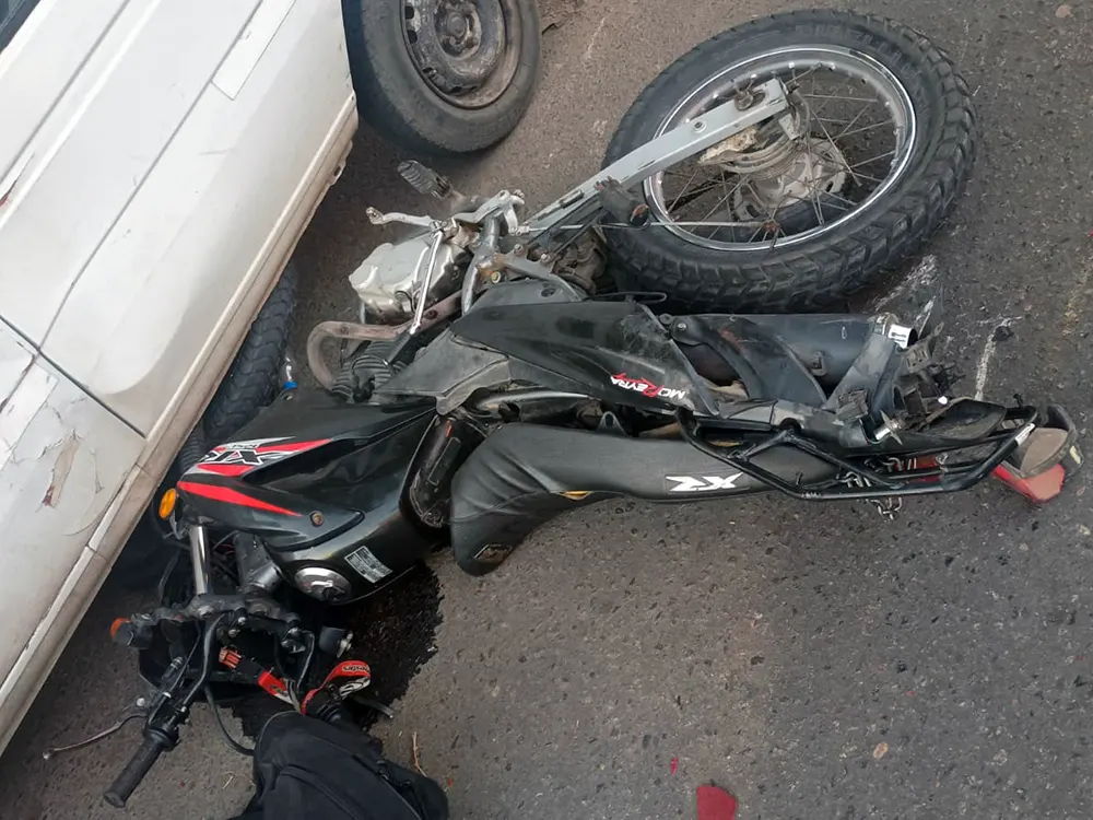 El motociclista identificado como Alejo Agustín Cáceres murió en el lugar del accidente.