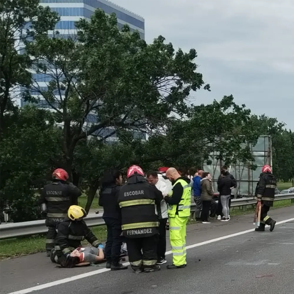 Bomberos y personal del SAME asisten a la mujer que viajaba en el Fiat Uno.