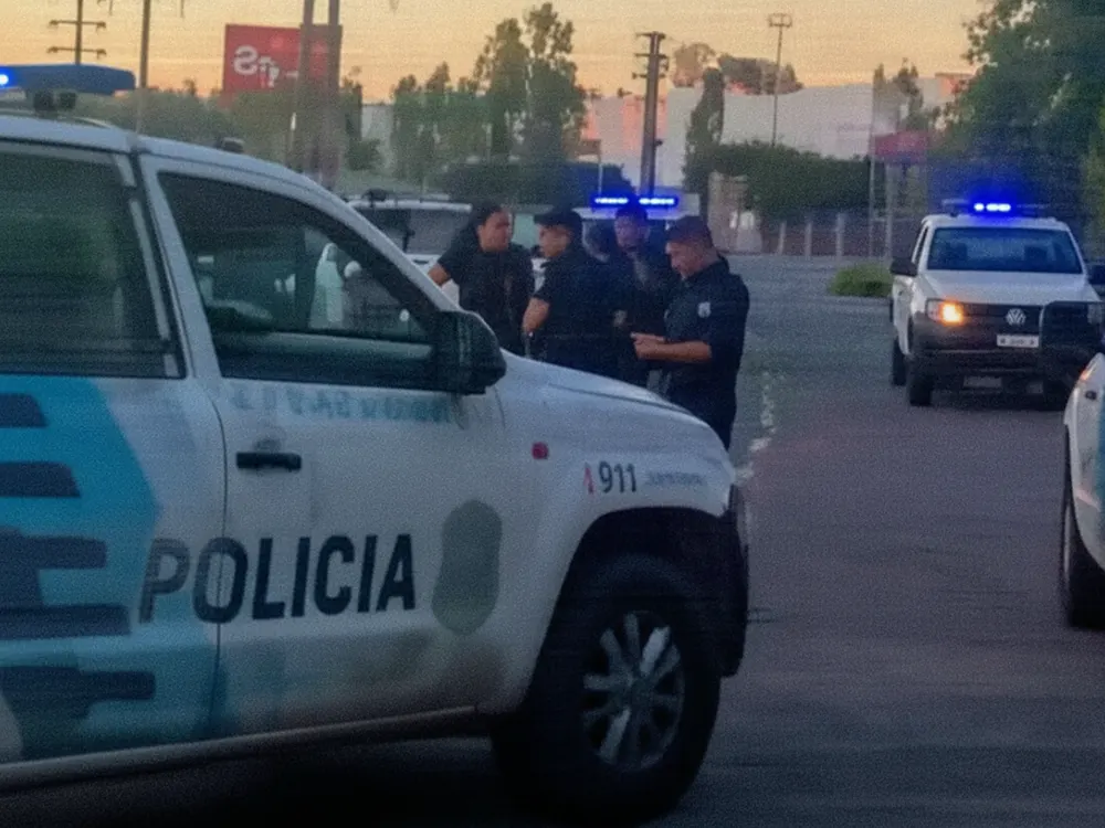 La policía logró detener a los tres jóvenes sospechosos del robo.