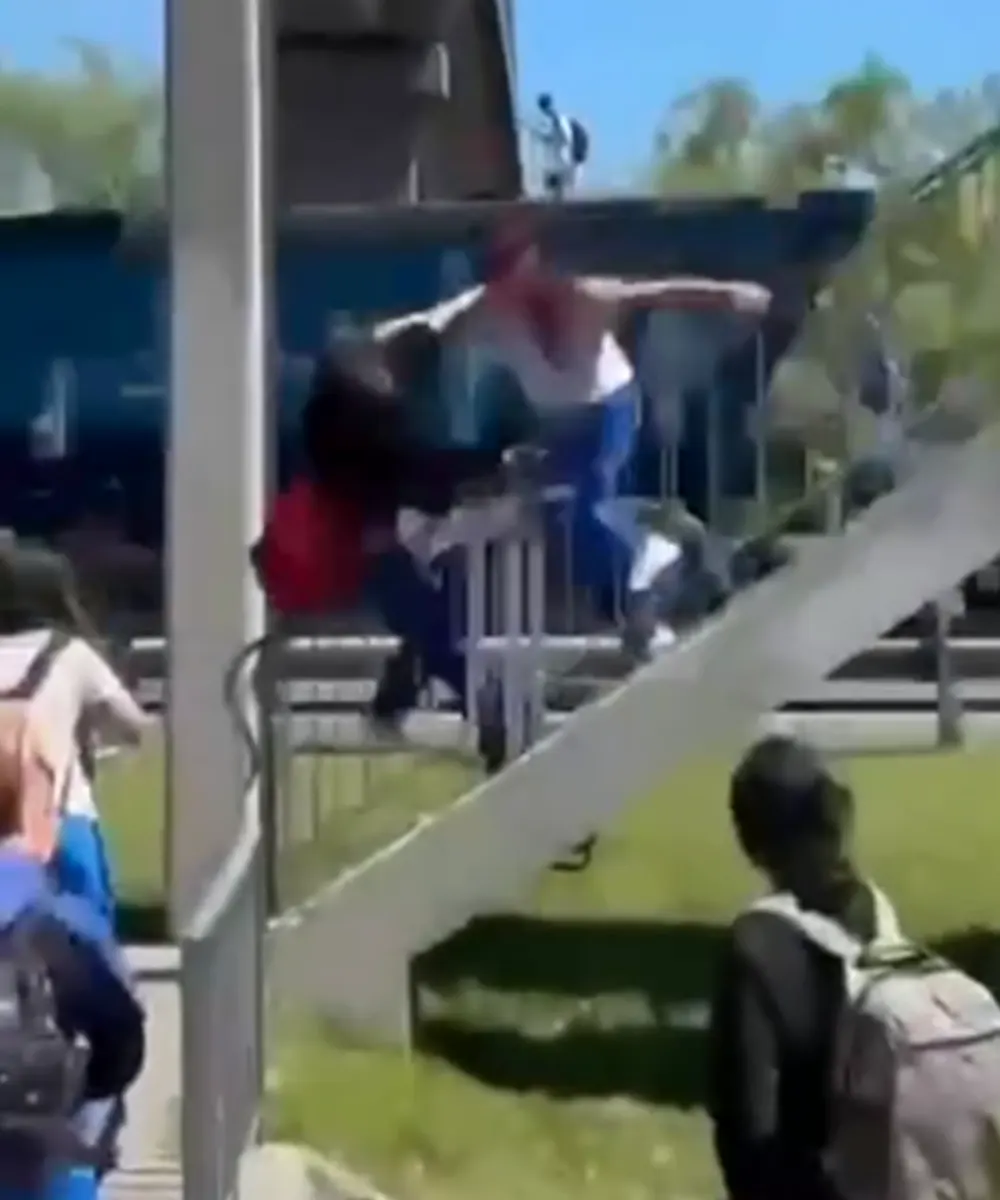 Dos alumnas pelean en un puente peatonal