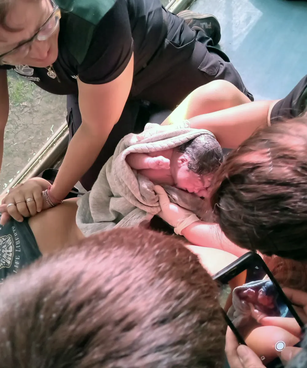 El personal femenino de Gurdia Urbana asistió en el nacimiento del bebé.