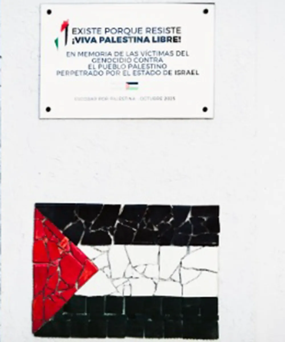 La placa fue colocada en la Plaza de la Memoria, donde vecinos y referentes de derechos humanos homenajearon al pueblo de Palestina.