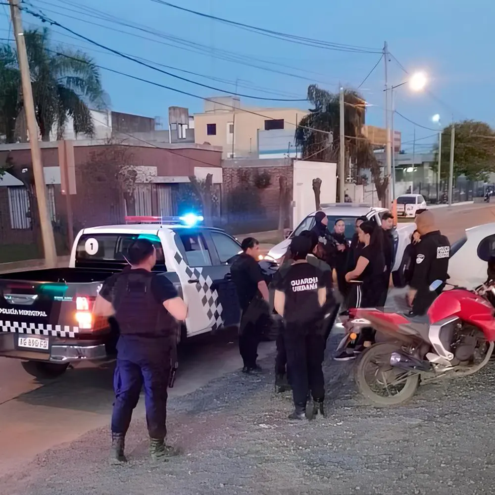 Personal de la policía municipal se acercó para contener a la joven que quería arrojarse de la pasarela