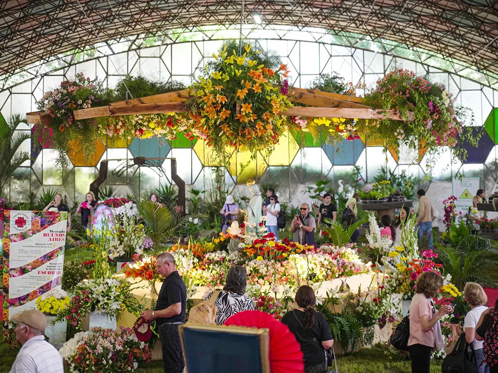 Personas recorriendo la exposición interior del predio de la Fiesta de la Flor.