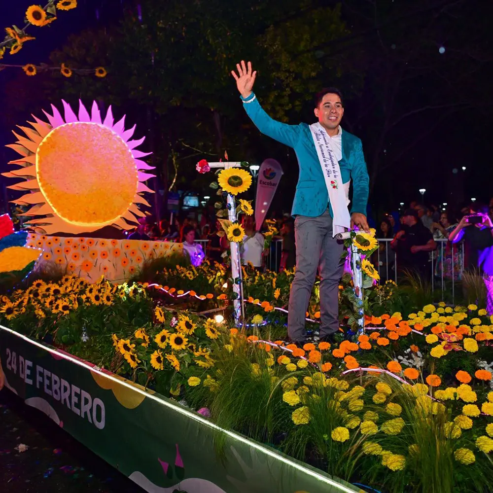 El primer embajador en el desfile por la avenida Tapia de Cruz.