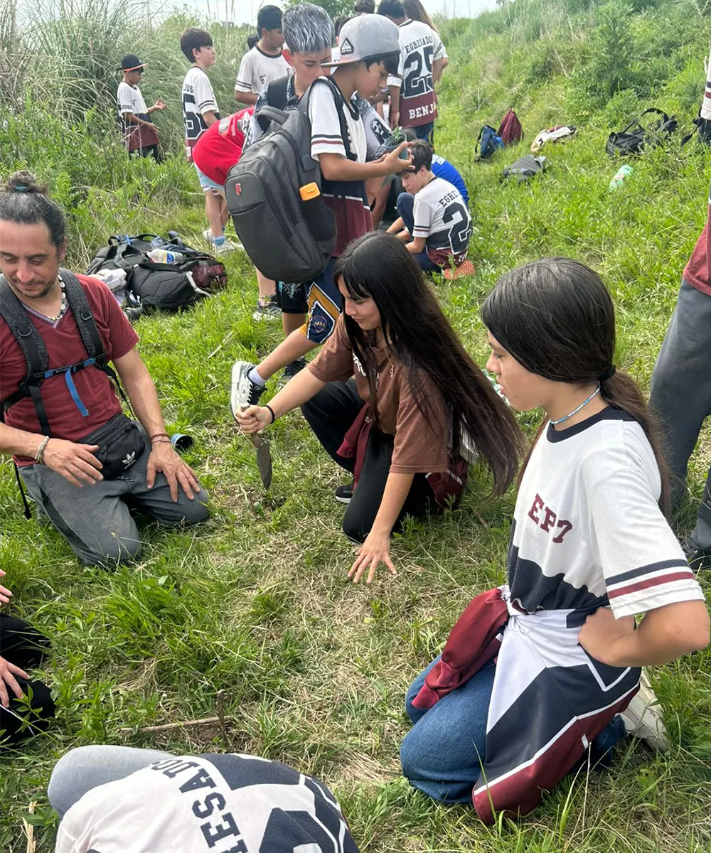 Estudiantes plantan árboles nativos.