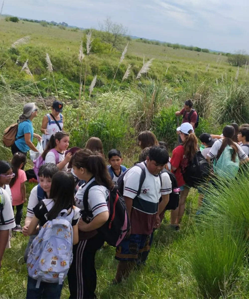 Estudiantes de la escuela Mariano Moreno a orillas del arroyo Tajamar.