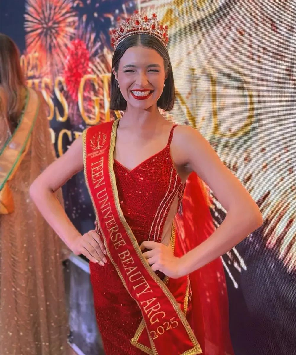 Valeria Salgado, de 19 años, luce su banda y corona como miss de The Teen Universe Beauty Argentina 2025 