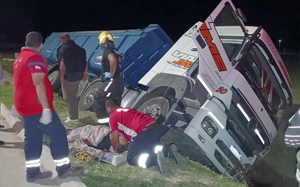 Camionero se desmayó y volcó frente al parque industrial de Loma Verde