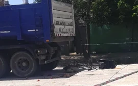 El camión y la bicicleta en la que se desplazaba el chico